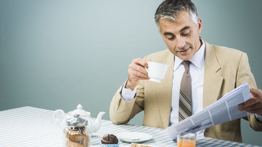 Un home bebe té para mellorar a súa potencia