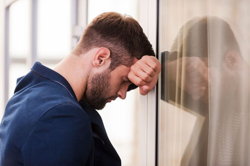 Un home está molesto pola mala potencia, como aumentala
