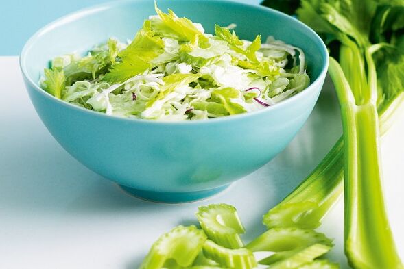 Ensalada de verduras con herbas para potenciar